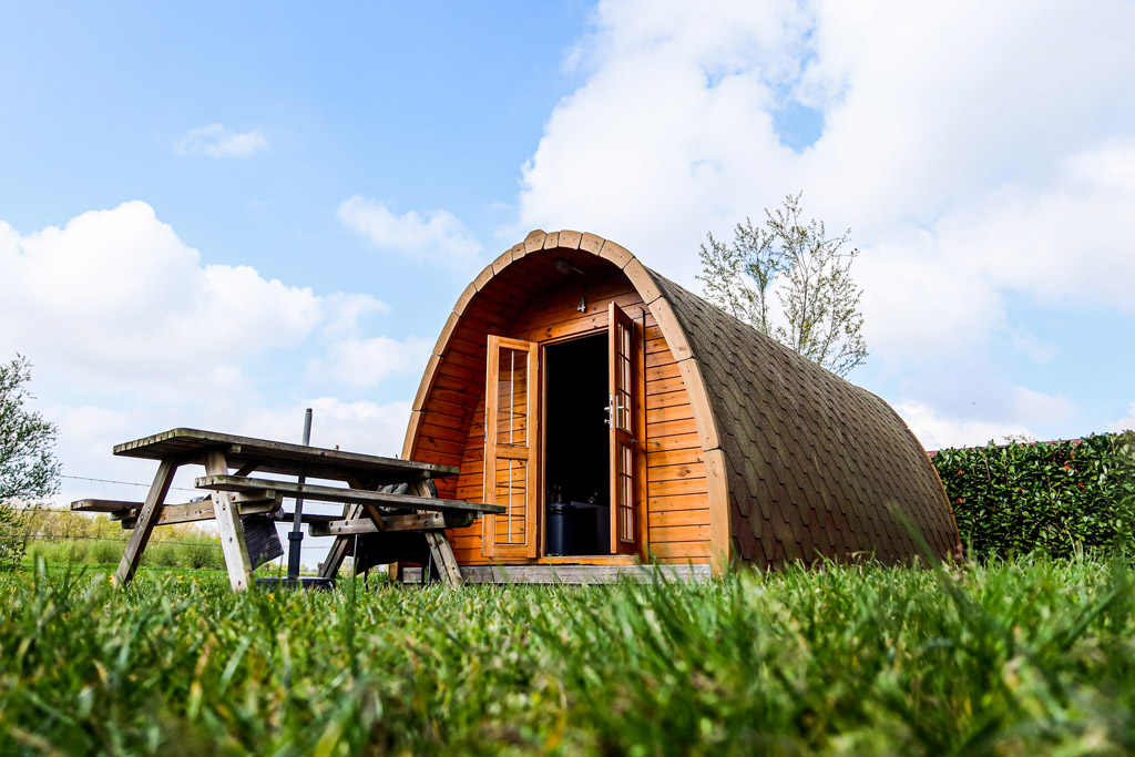 Overnachten op een pod op een camping