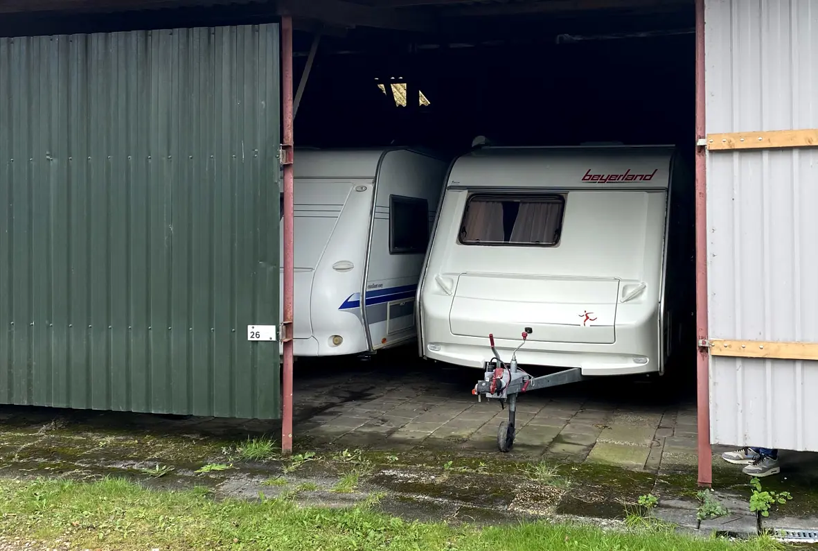 Onze gestalde caravan als oplagbox: dit laten we er ’s winters allemaal in
