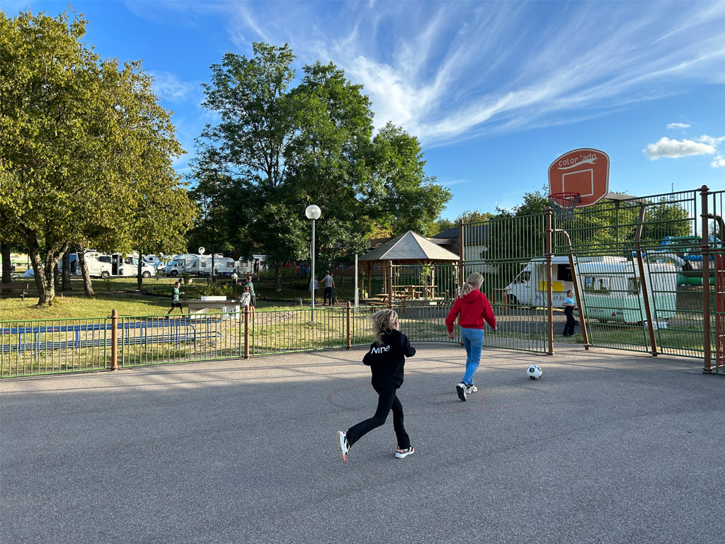 Na het eten nog even een potje voetballen of basketballen op een overnachtingscamping