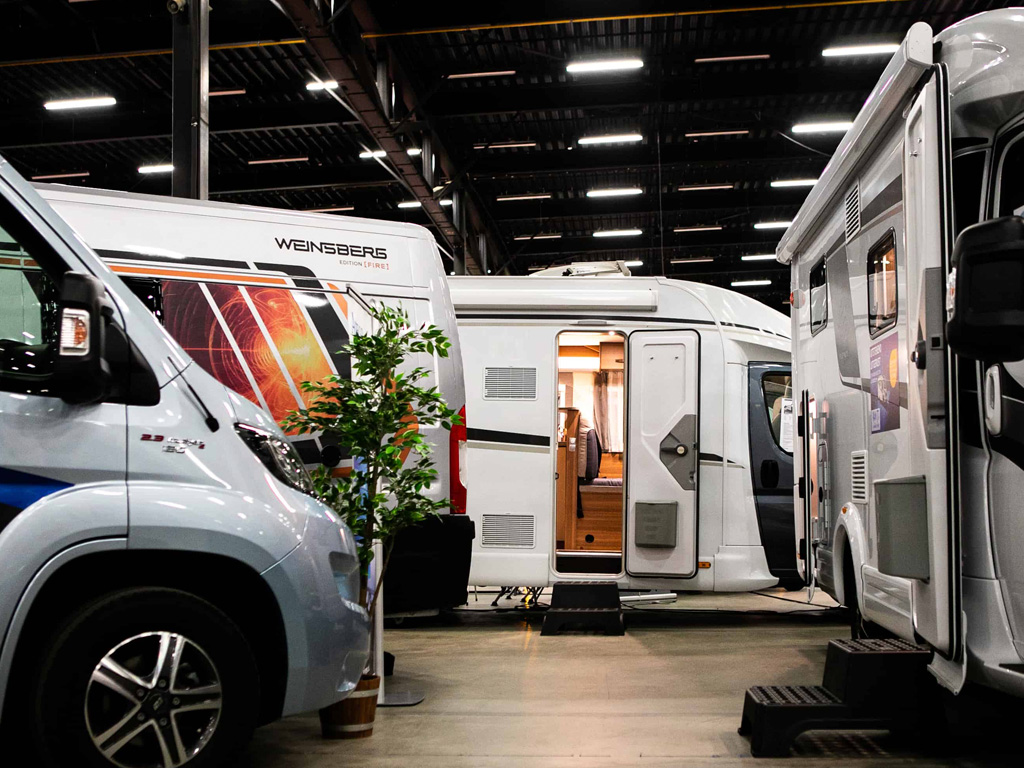 Grote showroom van campers en caravans