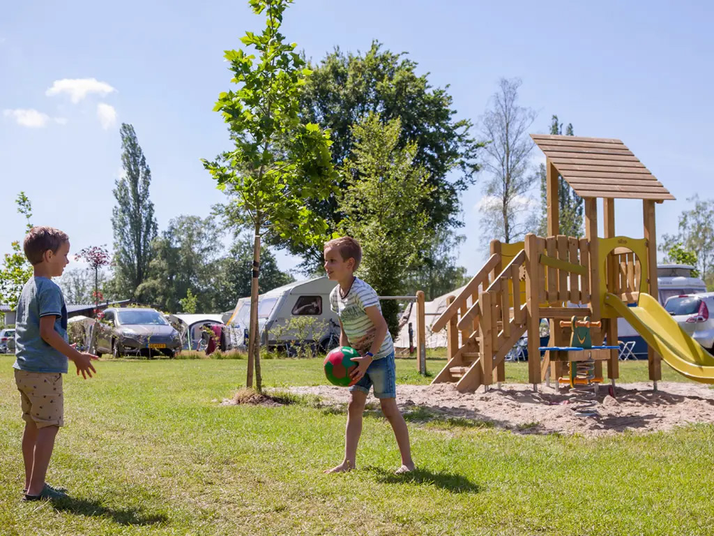 Een mooi christelijk park middenin de natuur