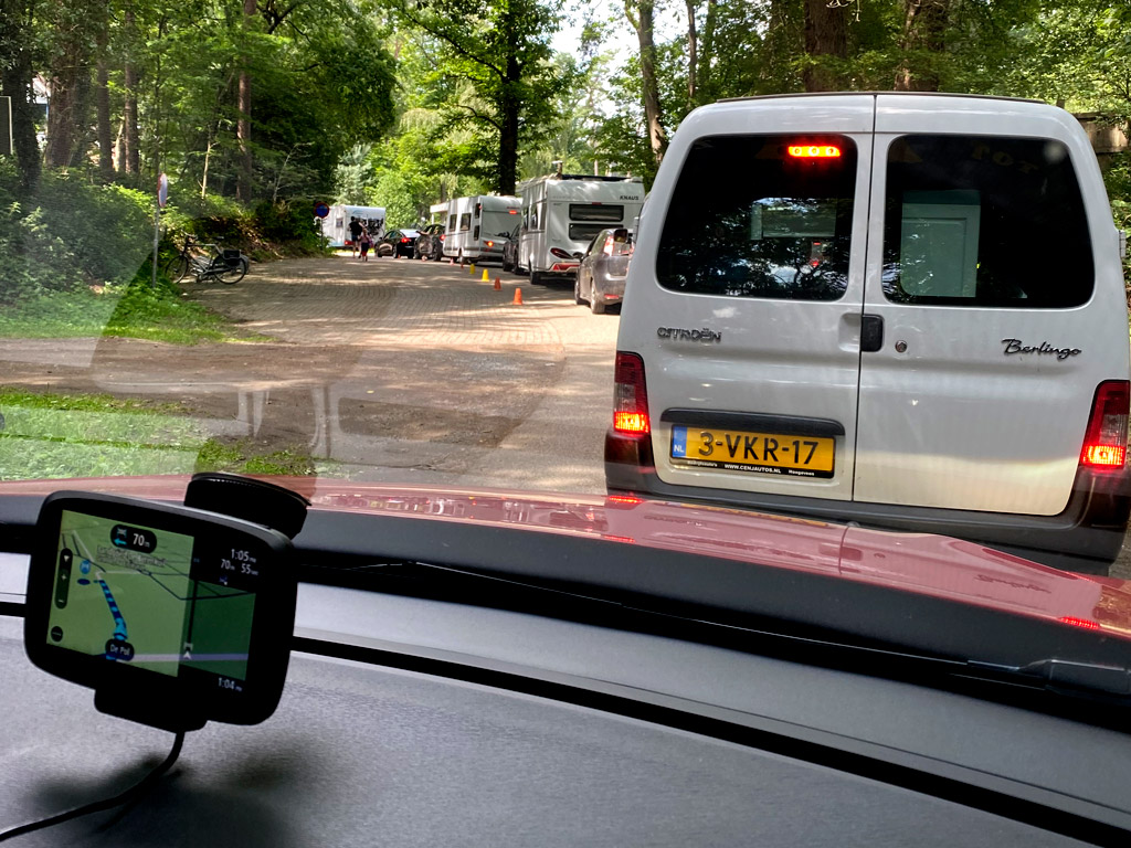 In de rij voor de slagboom van de Berenkuil in Grolloo