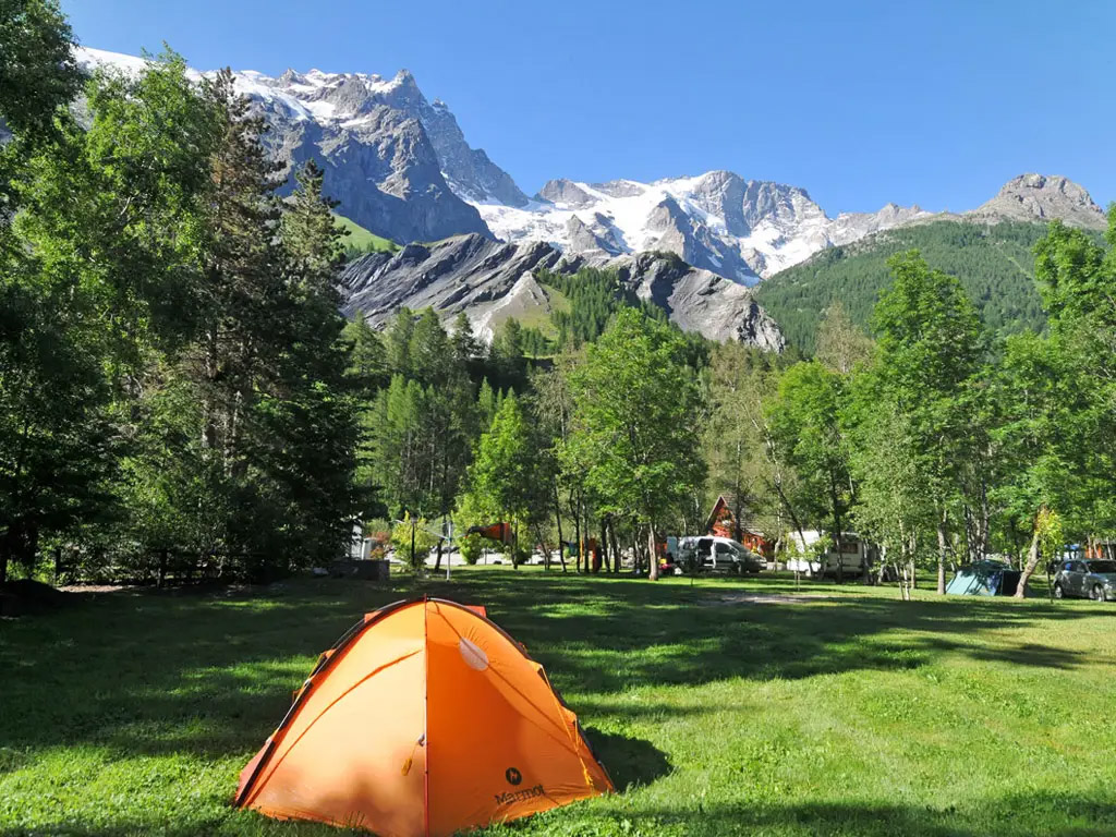 Camping met zicht op de gletsjer van La Meije in de Franse Alpen