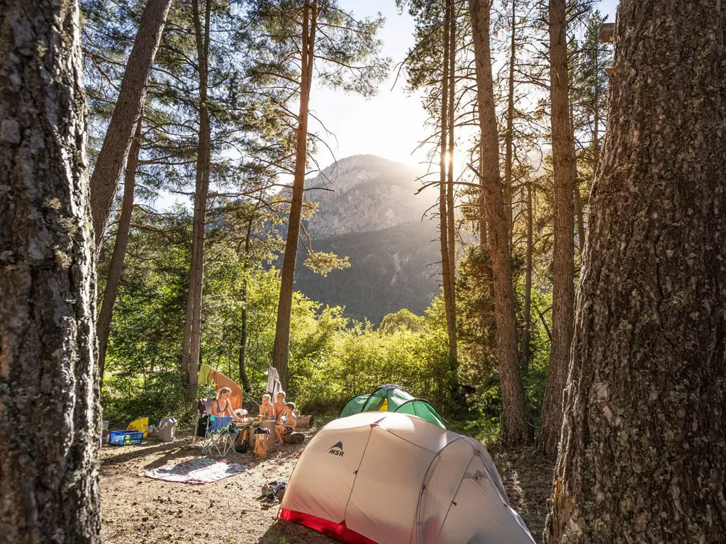 Kamperen op een franse camping in een vallei met uitzicht op de bergen