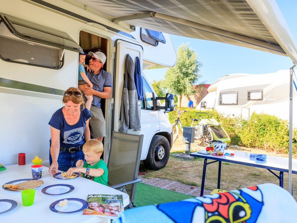 Camping aan zee met zeer luxe camperplaatsen