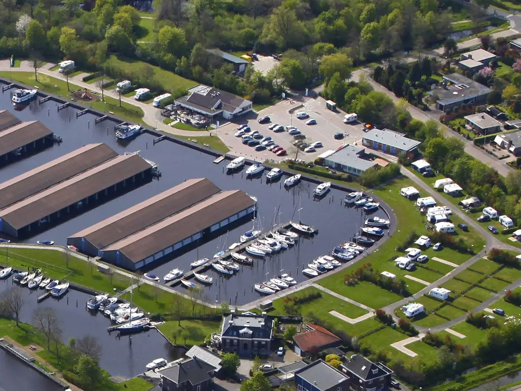 Sfeervolle stadscamping te Sneek met eigen jachthaven