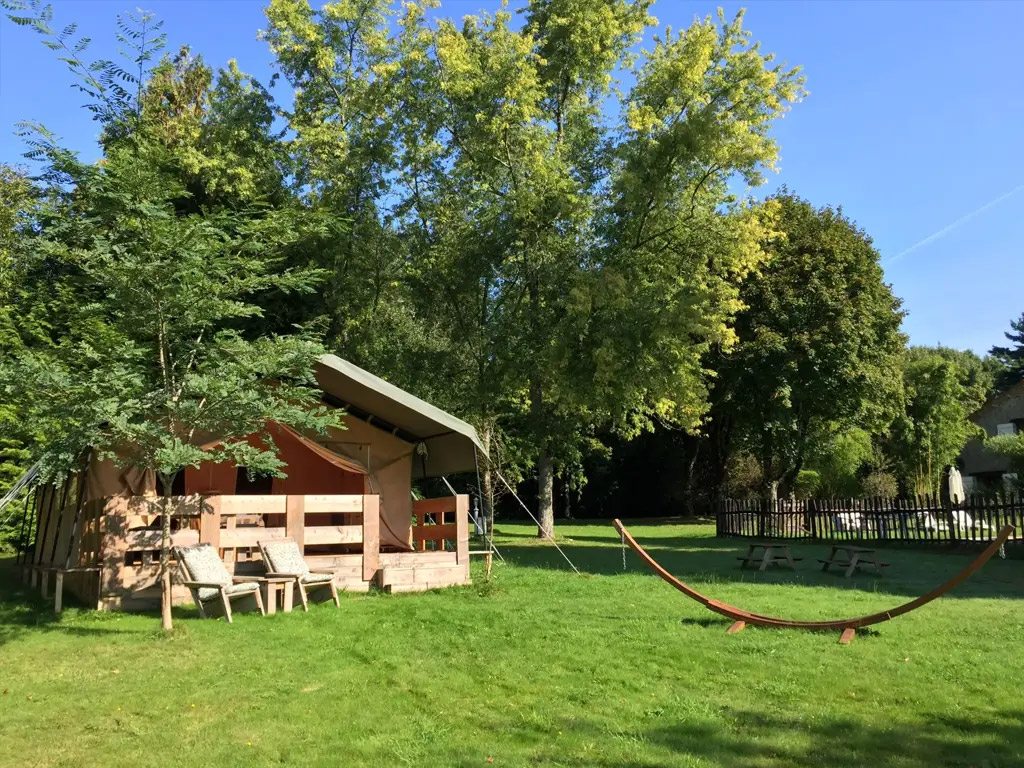 Zeer ruime kampeerplaatsen 300m2 op deze kleine, Franse camping