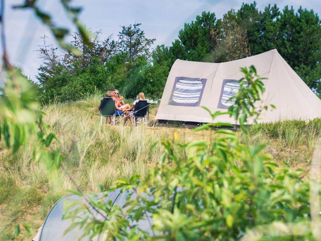 Strandcamping tussen de duinen, direct aan zee