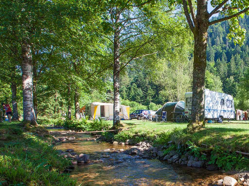 Kamperen aan het water in de Vogezen op een franse camping.