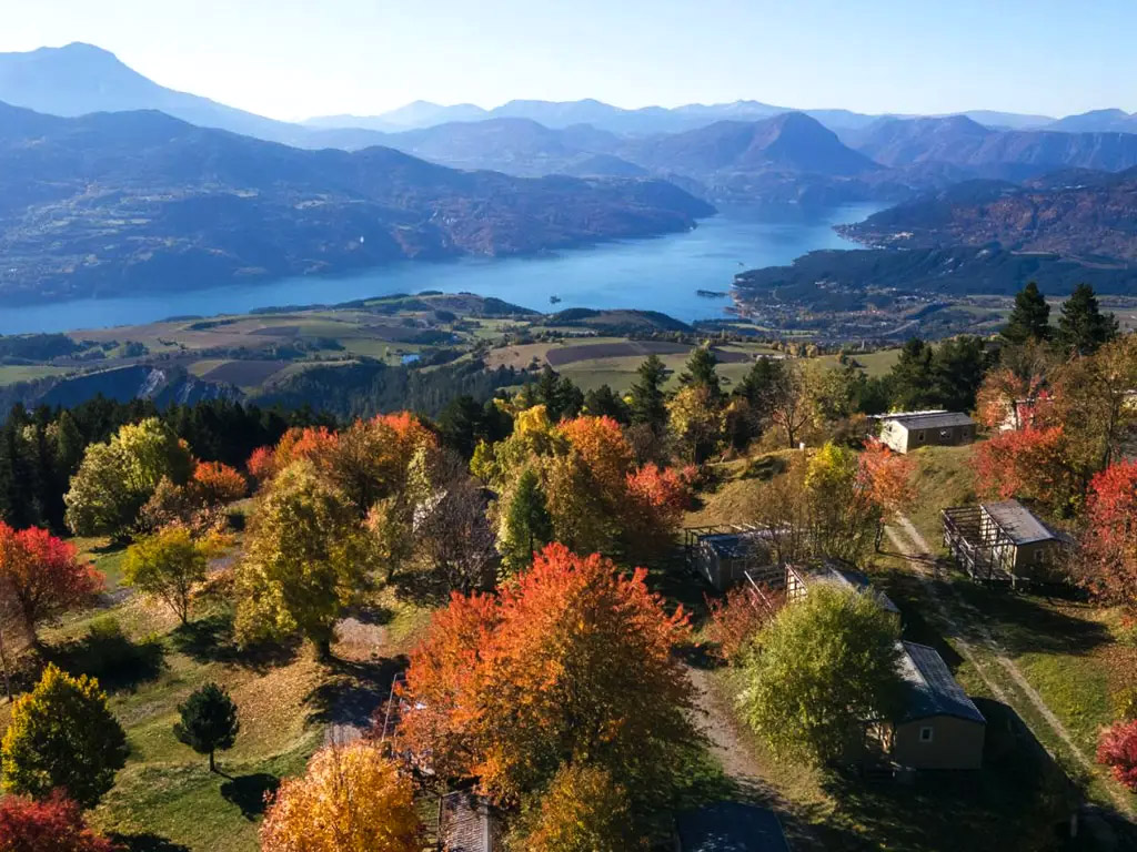 Met een geweldig zicht op Lac de Serre-Poncon