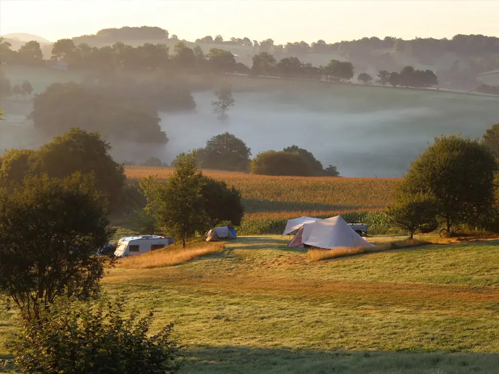 Naturistencamping aan de rivier de Vezere in de Dordogne
