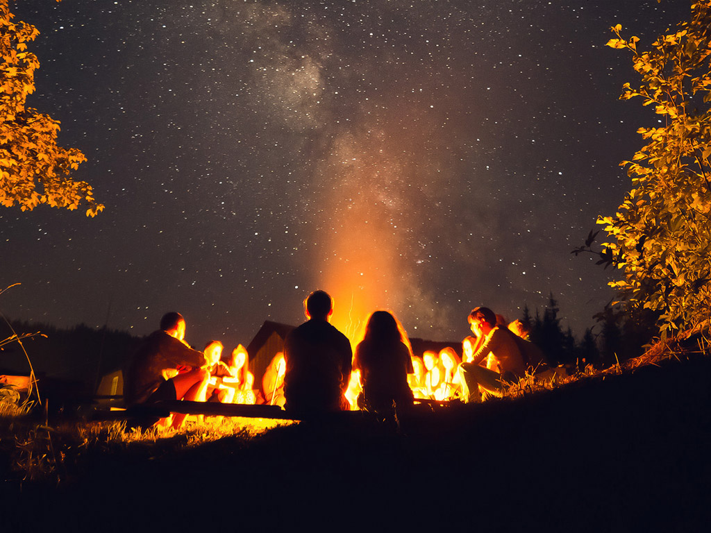 Pop up camping: de kampeertrend in tijden van corona Kampvuur op Nederlandse kampeerterreinen Campingtrend