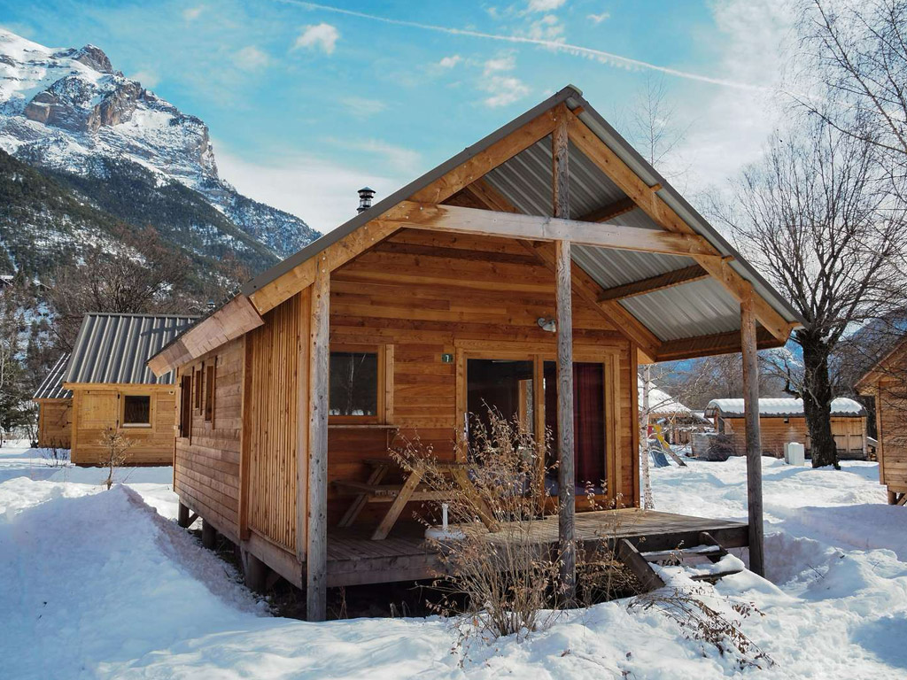 Omgeven door besneeuwde bergtoppen&nbsp;