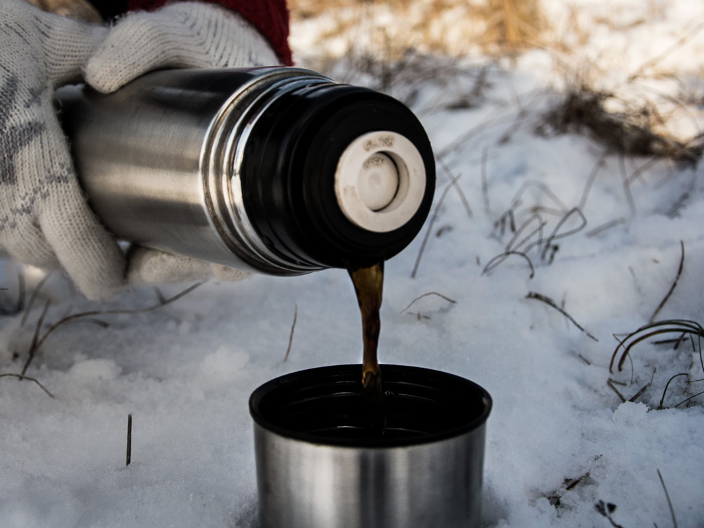 Warme koffie tijdens het winterkamperen