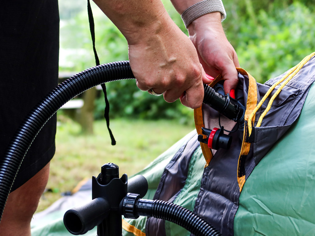 De Redwood Arco 300 Air Tunneltent oppompen