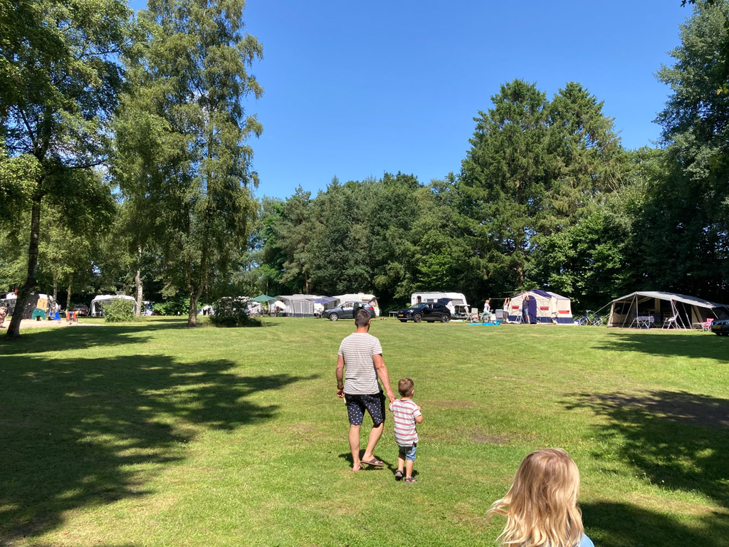 Lopen naar het sanitair op de camping