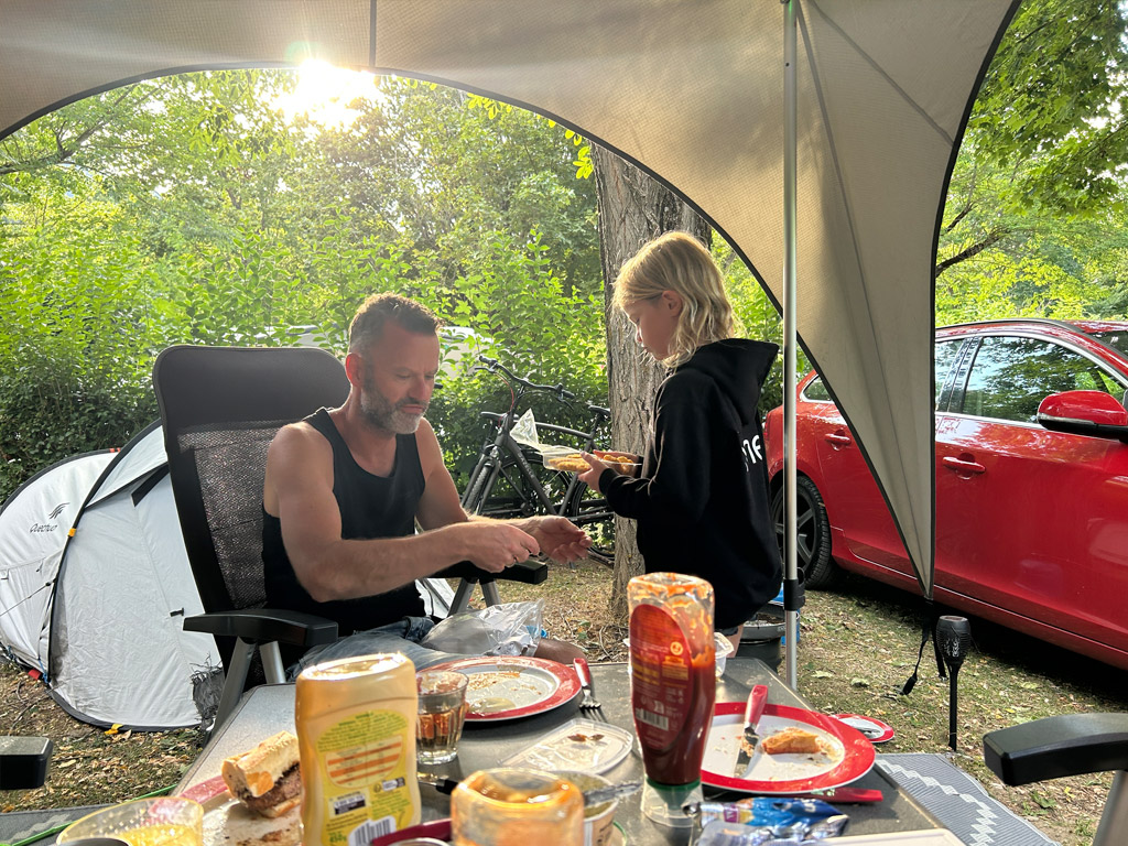 Beetje ongezond aanklooien voor de caravan. Als het maar buiten is.