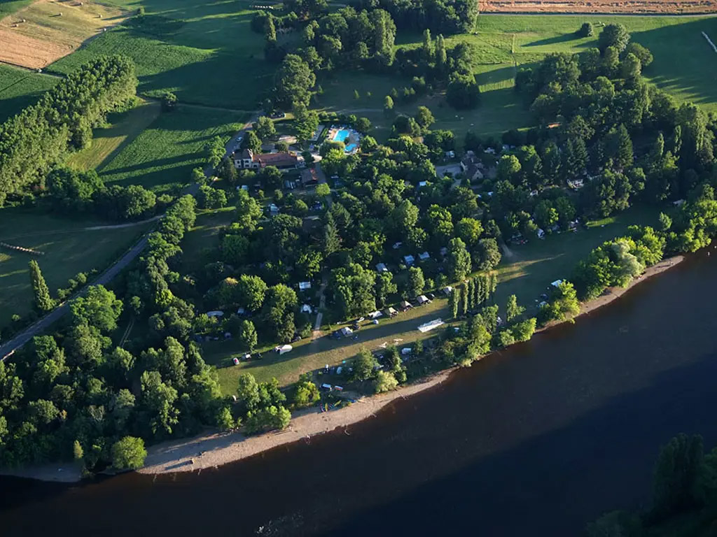 Kleinschalig knus plekje aan de rivier op de franse camping