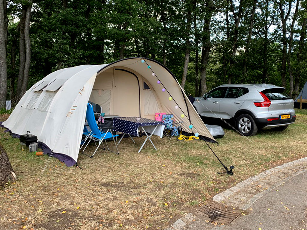 Nieuwe auto voor op de camping