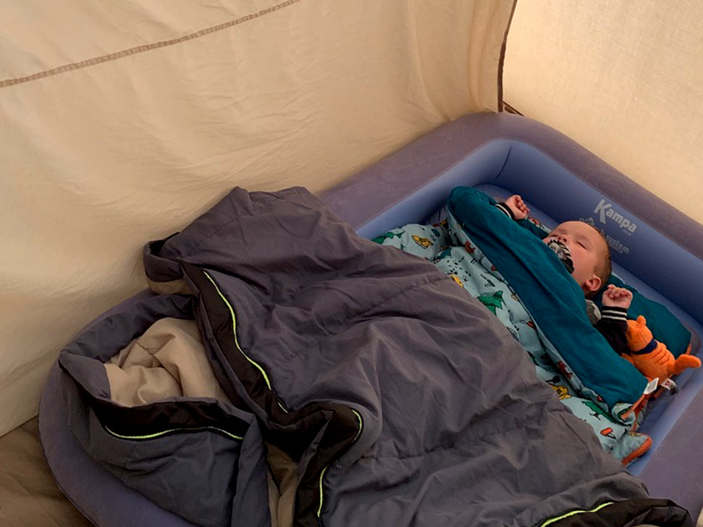 Warme slaapzak op de camping